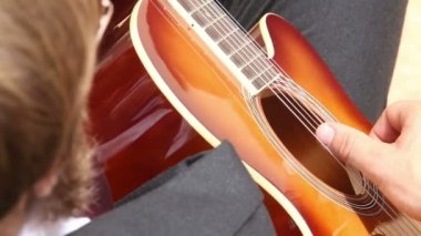 Romantik gitarist müzik çalma