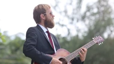 Romantik gitarist müzik çalma