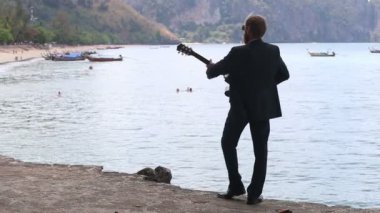 Romantik gitarist müzik çalma