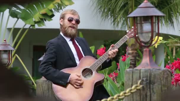 Romantische gitarist afspelen van muziek — Stockvideo