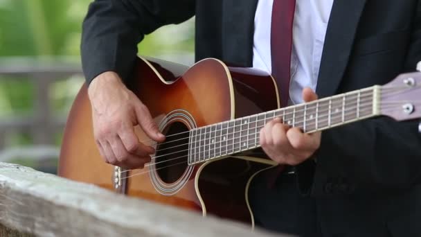 Guitariste romantique jouant de la musique — Video