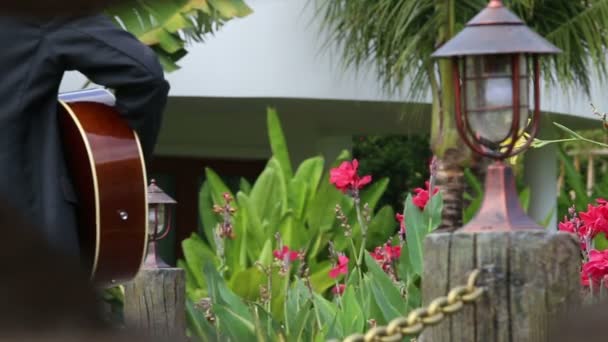 Guitarrista romântico tocando música — Vídeo de Stock