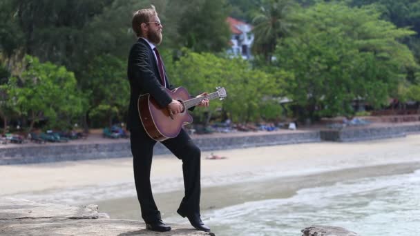 Guitarrista romántico tocando música — Vídeos de Stock