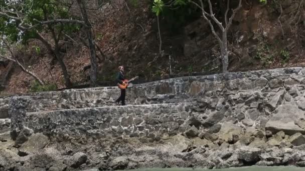 Guitarrista romântico tocando música — Vídeo de Stock