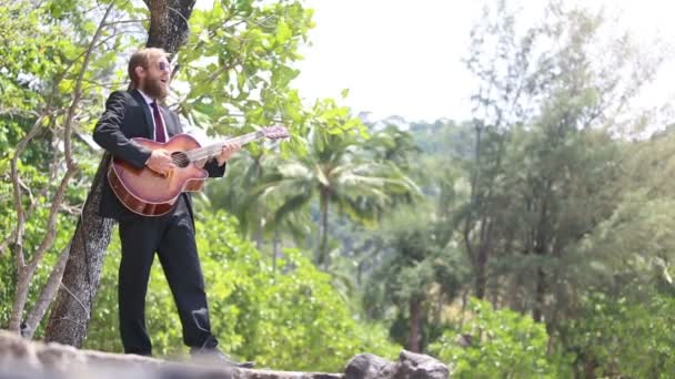 Romantische gitarist afspelen van muziek — Stockvideo