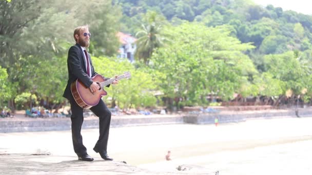 Романтичний гітарист грає музику — стокове відео