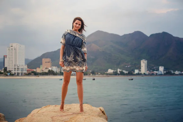 Młoda dziewczyna długonogie boso stoi palcach przeciwko morze — Zdjęcie stockowe