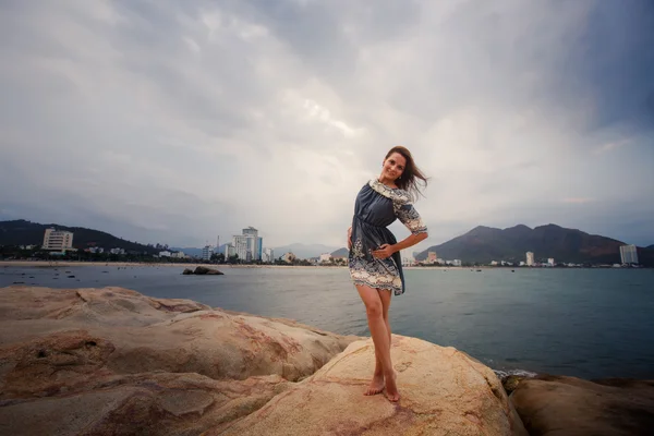 Jovem de pernas longas menina descalça fica ponta do pé contra o mar — Fotografia de Stock