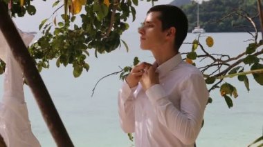 Sahilde yakışıklı damat