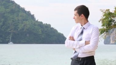 Sahilde yakışıklı damat