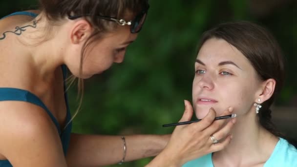 Estilista aplicando maquillaje en la cara — Vídeos de Stock