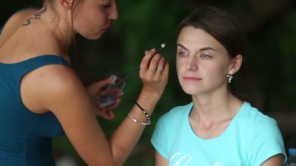 Estilista aplicando maquillaje en la cara — Vídeos de Stock