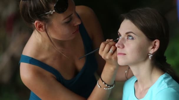 Estilista aplicando maquillaje en la cara — Vídeo de stock