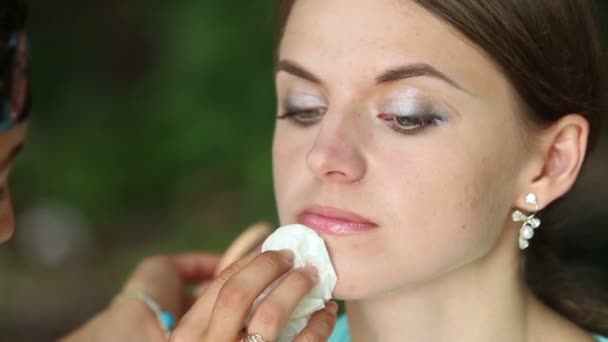 Estilista aplicando maquillaje en la cara — Vídeos de Stock