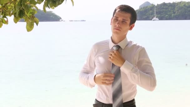 Jóképű vőlegény strandon — Stock videók