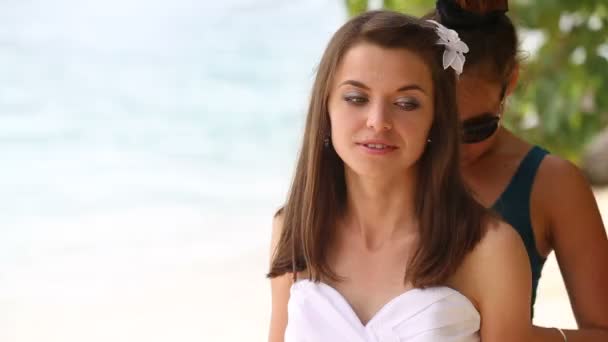 Помощница невесты помогает завязать корсет — стоковое видео