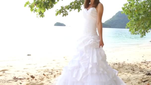 Novia feliz en la playa tropical — Vídeos de Stock