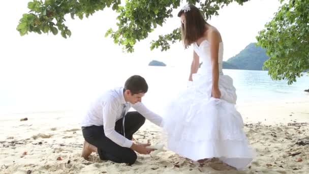 Brud och brudgum vid stranden — Stockvideo