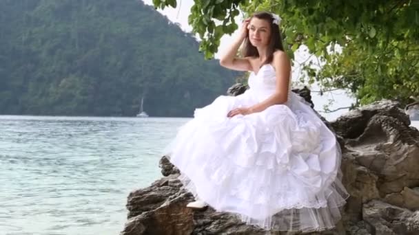 Sposa felice sulla spiaggia tropicale — Video Stock