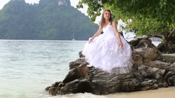 Sposa felice sulla spiaggia tropicale — Video Stock