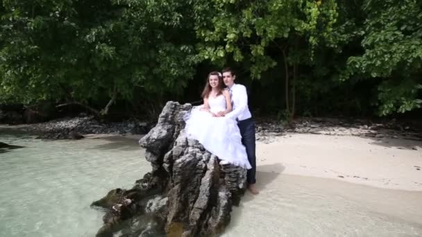 Невеста и жених на пляже — стоковое видео