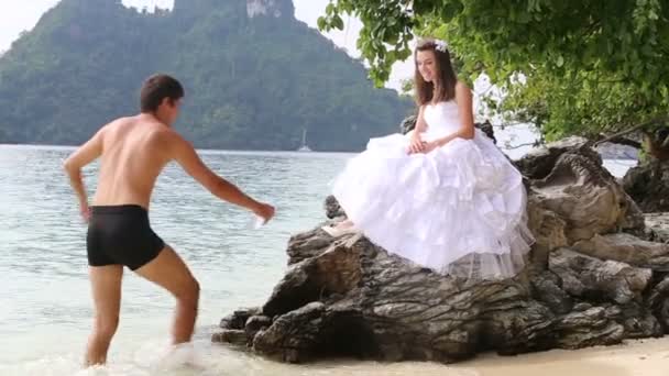 Noiva jovem com fotógrafo na praia — Vídeo de Stock