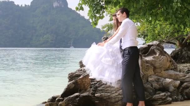 Sposa e sposo in spiaggia — Video Stock