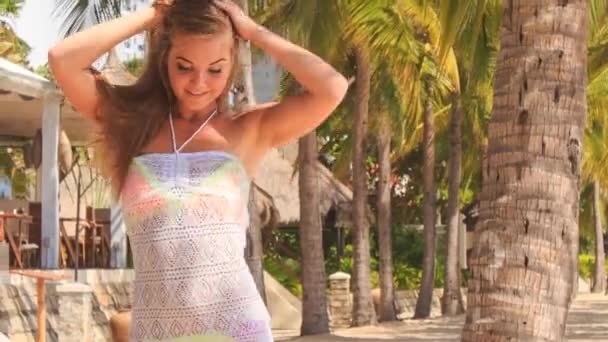 Mooie vrouw op het strand — Stockvideo