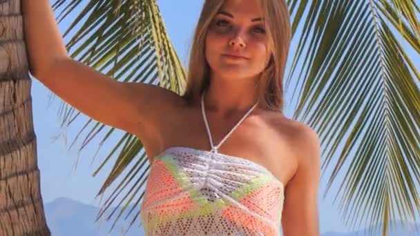 Gyönyörű nő a strandon — Stock videók