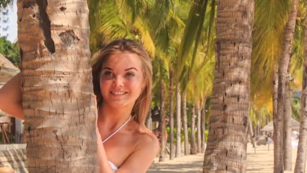 Mooie vrouw op het strand — Stockvideo