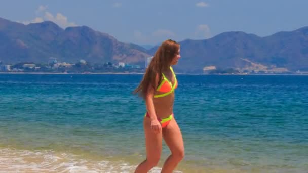 Belle femme sur la plage — Video