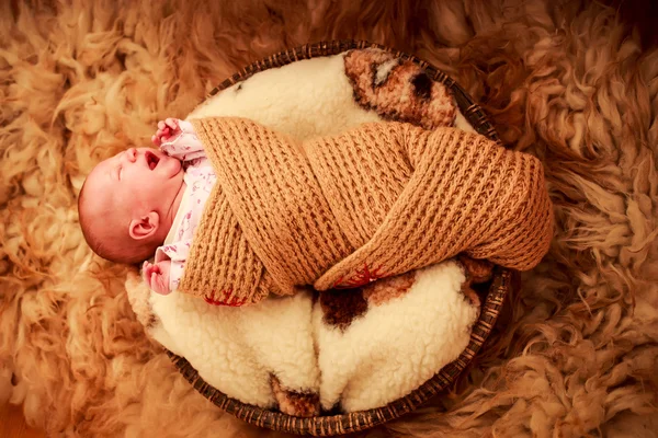 Schattige pasgeboren baby — Stockfoto