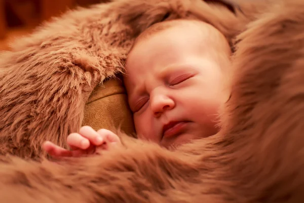 Милый новорожденный ребенок — стоковое фото