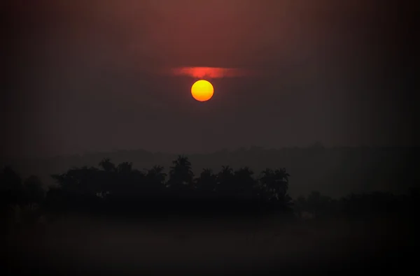 Sol nascente no céu — Fotografia de Stock