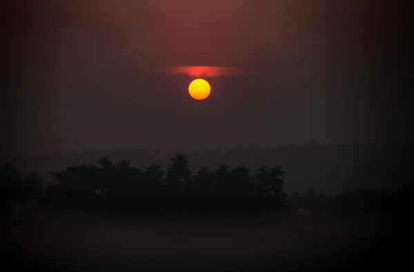 Lever de soleil soleil dans le ciel — Photo