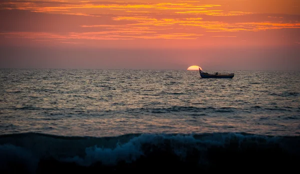 Bateau sur l'eau de mer — Photo