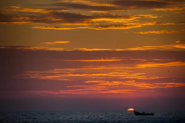 Bateau sur l'eau de mer — Photo