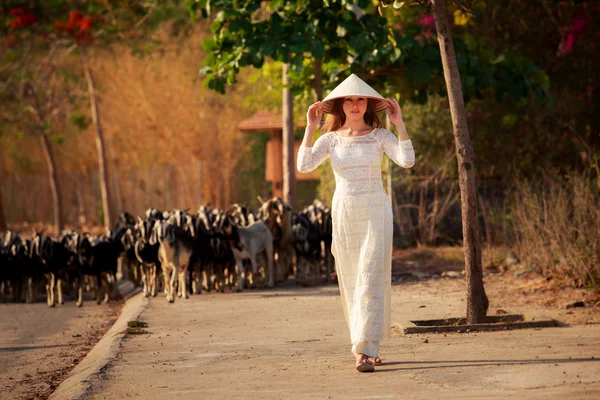 Menina em chapéu vietnamita — Fotografia de Stock