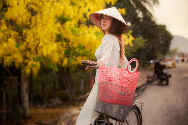 Menina em chapéu vietnamita — Fotografia de Stock