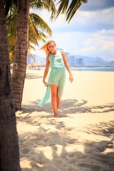 Όμορφο κορίτσι σε τροπική παραλία — Φωτογραφία Αρχείου