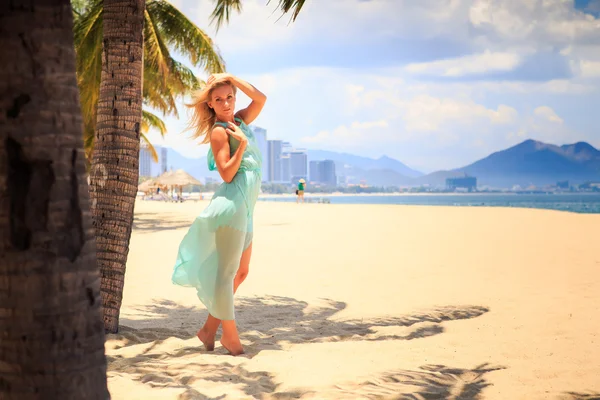 Mooi meisje op tropisch strand — Stockfoto