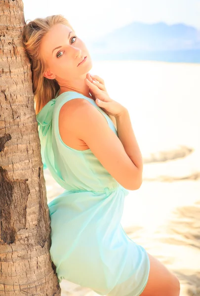 Krásná dívka na tropické pláži — Stock fotografie