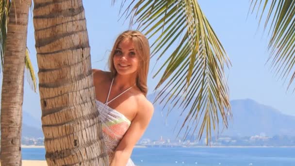 Hermosa chica en la playa tropical — Vídeo de stock