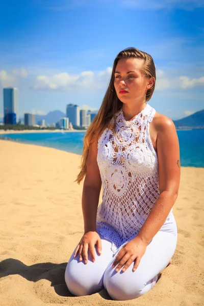 Menina praticando ioga na praia — Fotografia de Stock