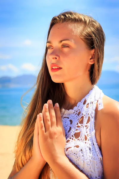 Flicka praktisera yoga på stranden — Stockfoto