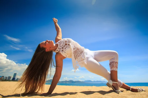 Plajda kızı pratik yoga — Stok fotoğraf