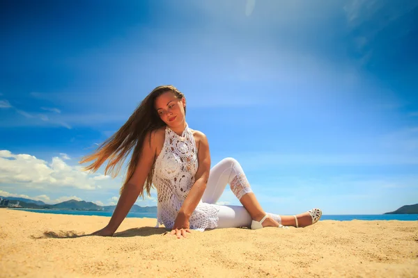 Девушка практикует йогу на пляже — стоковое фото