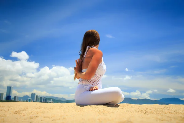 Chica practicando yoga en la playa —  Fotos de Stock