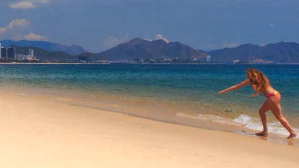 Mooie vrouw op het strand — Stockvideo