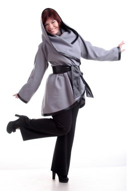 şık gri paltolu esmer kısa saçlı kız